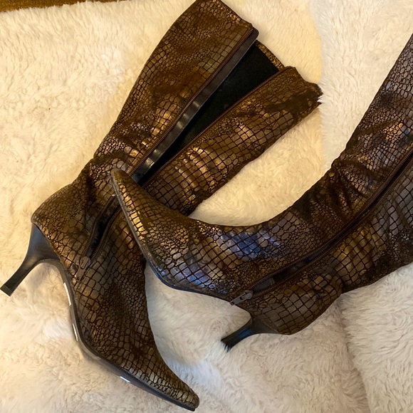 •Snake print heeled boots - Picture 2 of 5